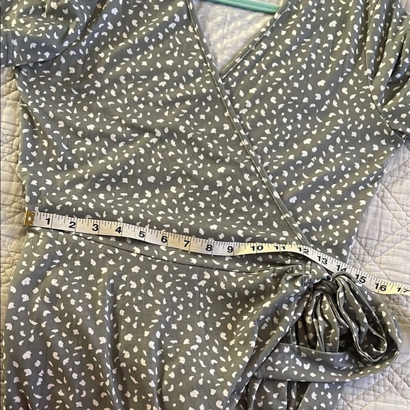 Elegant Green and White Midi Dress - Picture 10 of 11